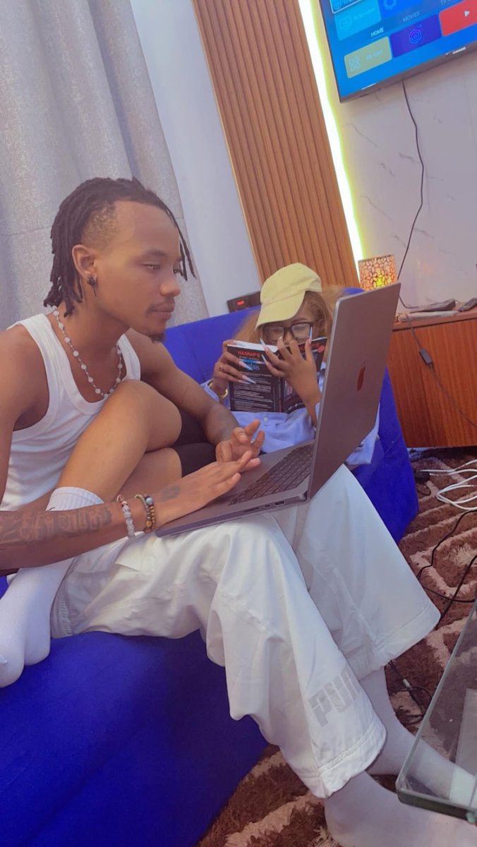 akezanet's tweet photo. 🔴🎙️1 million de vues… pour la 7ème fois, chez Lino-G!
==================
Après un pic d'un million de vues sur ses 6 dernières chansons, LinoG vient à nouveau d’atteindre le cap du million sur la chanson #SELAVI récemment faite en collaboration avec Monia Fleur. Un exploit réalisé, en 3 mois seulement après la sortie officielle de la chanson. (👉: https://t.co/W0GxD2x7PY ).
Félicitations à lui !!
#lesbeautesdecheznous #akezanet #music #Burundi