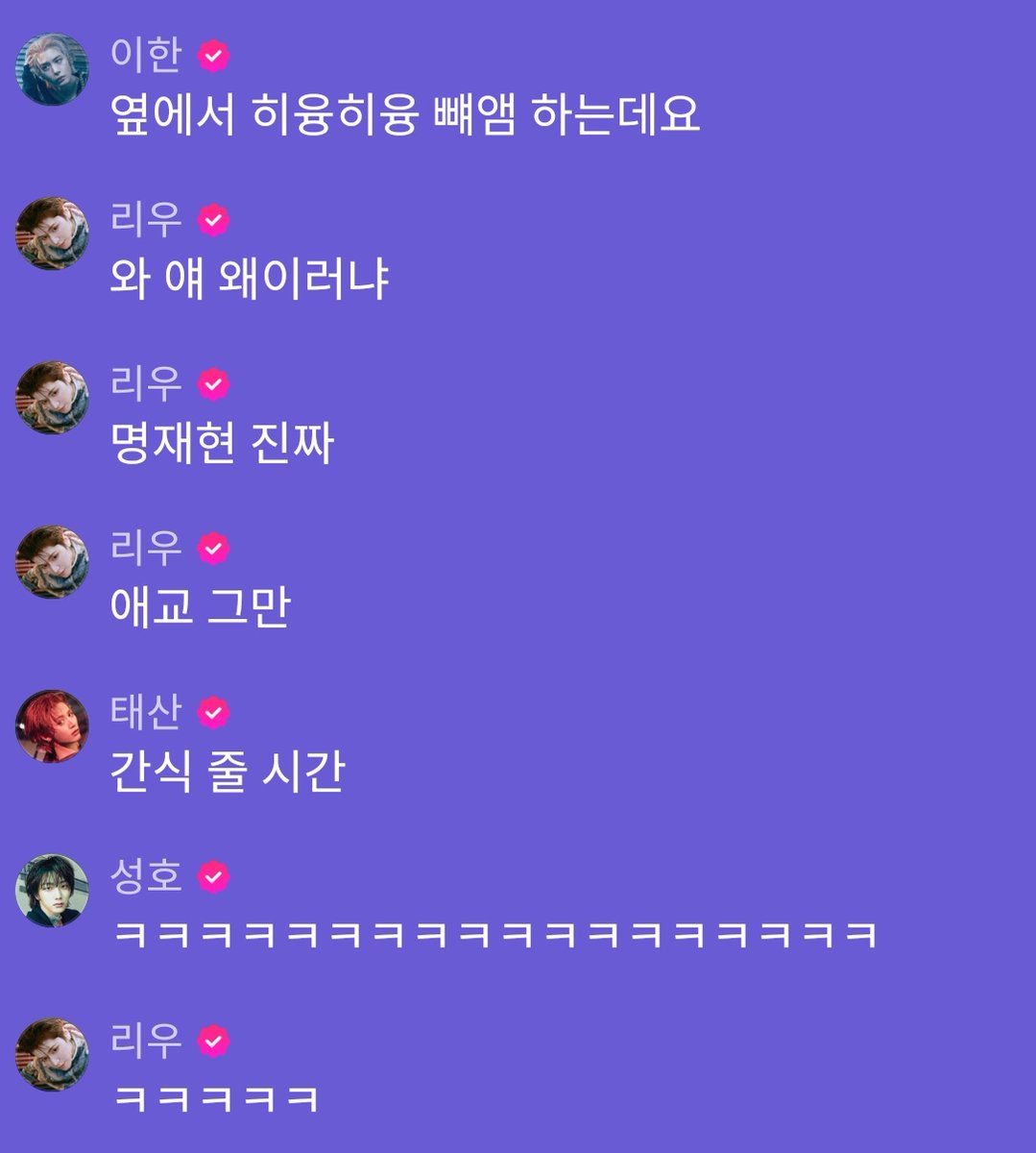 so0nagi's tweet photo. reading this just makes me wondering how chaotic and unfiltered their group chat is,

(🐠 complaining about 🐶 aegyo)
🐈‍⬛ it's time to give him some snacks 
🐱 ㅋㅋㅋㅋㅋㅋㅋㅋㅋㅋㅋㅋㅋㅋㅋㅋㅋㅋㅋ
🦦 ㅋㅋㅋㅋㅋㅋ
🐶 this is not our group chat gilnyang-ah (alley kitty) ㅎㅎ
🦦 daebakie likes it
🧸 ㅋㅋㅋㅋㅋㅋㅋㅋㅋㅋㅋㅋㅋㅋㅋ
🐈‍⬛ jaehyunie hyung howled at the full moon last night because he wanted to do well on stage.
🐶 ha..
🐶 lately, taesanie keeps hissing whenever i try to snap a pic of/with him, so it’s been hard to get a decent pic for boynow.