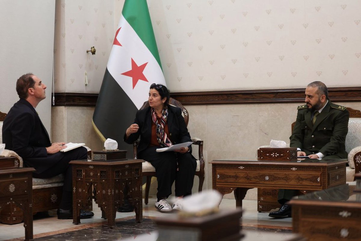 Something missed by most yesterday -- a senior UK Defense Ministry official, Charles Smith, traveled to #Damascus &amp; met with #Syria's Defense Minister.

#Syria state media said they discussed potential "support for rebuilding Syria’s armed forces."
