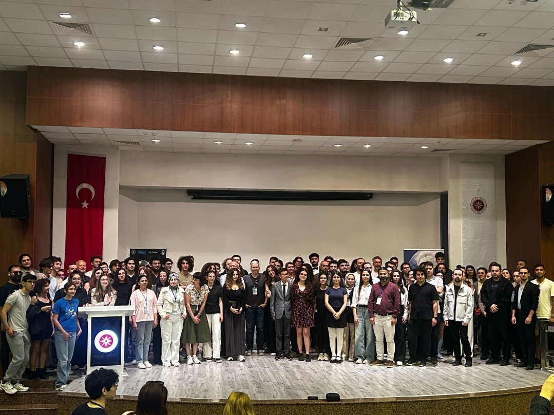 2. İYTE Kuantum Günleri | 16-17 Nisan 2025

2025 yılının UNESCO tarafından “Uluslararası Kuantum Bilimi ve Teknolojileri Yılı” ilan edilmesiyle birlikte dünyanın her yerinde çeşitli etkinlikler düzenleniyor.  17-18 Nisan tarihlerinde QTürkiye ve QTürkiye öğrenci kolu Kuantum