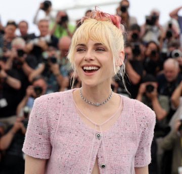 MonKhiOMK's tweet photo. Sometimes a baby girl is a 35-year-old cinephile presenting her feature directorial debut at Cannes https://t.co/P9P3XlGfuw