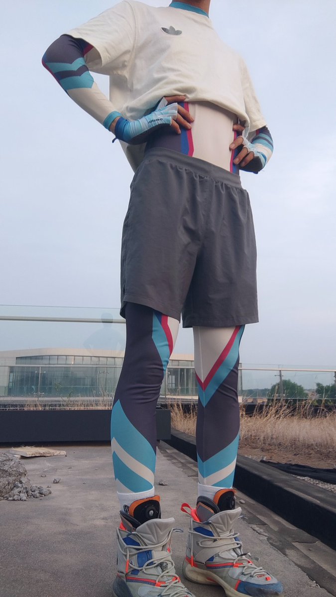 穿战衣出门闲逛）😋