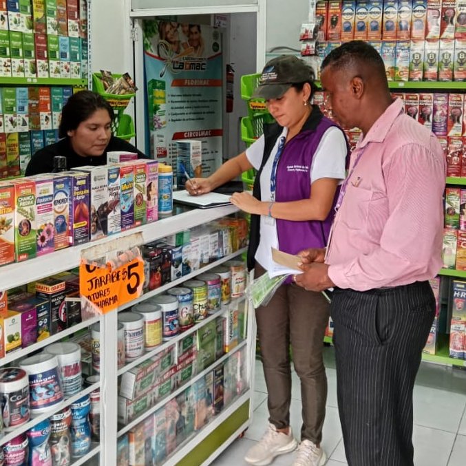 ¡Nuestra acción no se detiene en #Esmeraldas! 🔎👥

Visitamos embotelladoras de agua y centros naturistas de #Quinindé y #Borbón para revisar el cumplimiento de las buenas prácticas de manufactura y la normativa sanitaria de productos naturales.

#ElNuevoEcuador 🇪🇨
