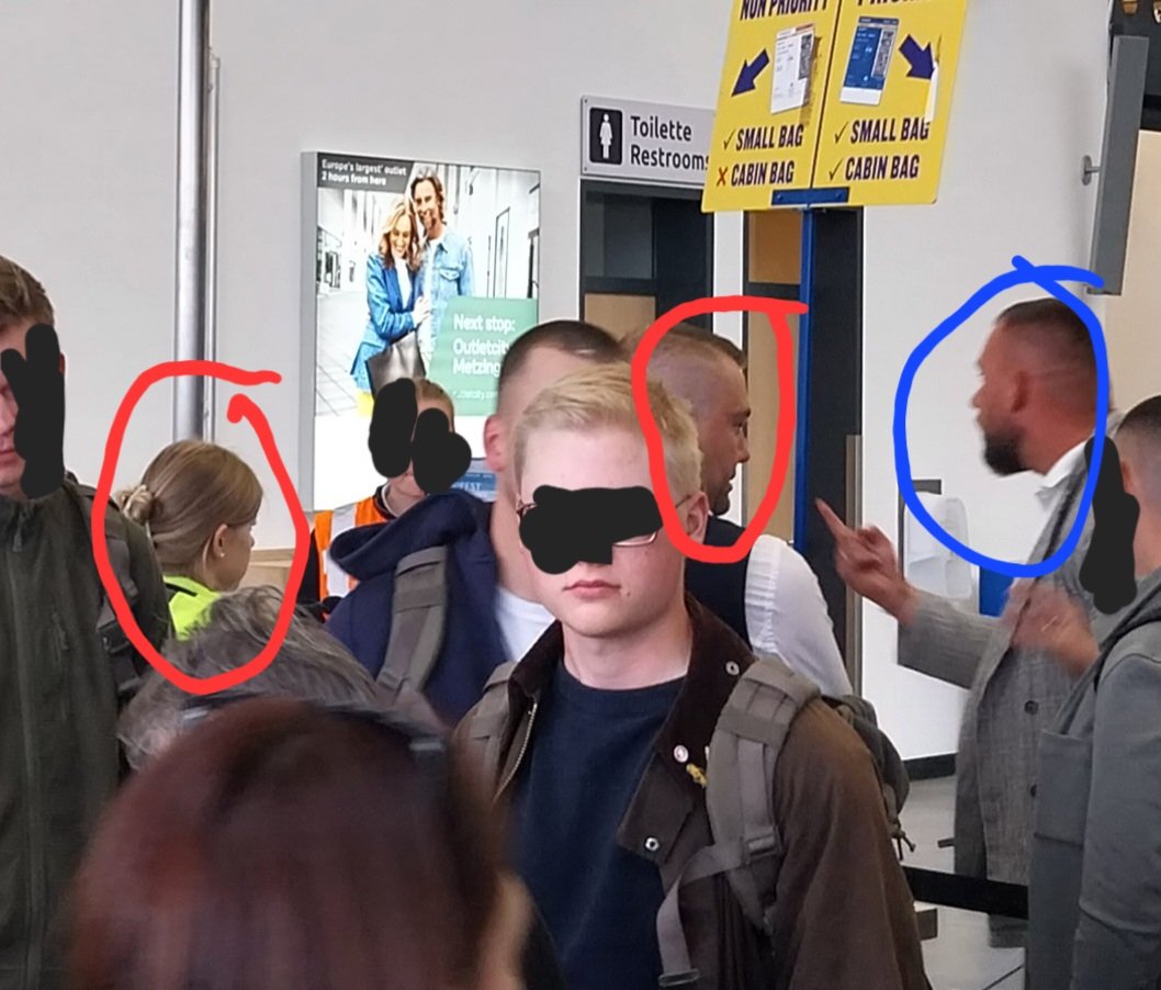 TradingArchive's tweet image. Gerade haben die Flughafen-Mitarbeiter (Rot) für den @Ryanair__DE Flug von Memmingen nach Sofia den Herrn (Blau) einfach nicht borden lassen, unfassbar. Gate vor seinen Augen geschlossen mit der Begründung, er sei zu spät. Kein Ausruf, er stand vorm Gate. Was da los, Ryanair?