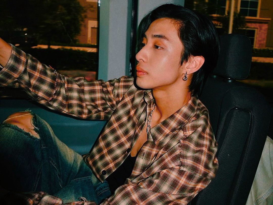 drive me closer 🚘
a lomi au

gelo drives grab part-time to help with school expenses. mikki, a boy from privilege, accidentally leaves his airpods in gelo’s car.

he didn’t expect the driver to return them.
and gelo didn’t expect to see him again.
at school.
