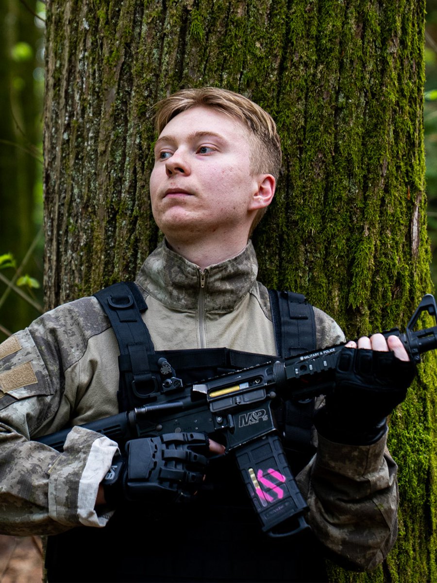 𝗕𝗗𝗦 𝗞𝗹𝗮𝘃𝘀𝗲𝗻

Nationality: Danish 🇩🇰
First Call of Duty: CoD 1
Biggest achievement: 6th place at 2024 World Series of Warzone Global Final

#ChallengeTheGame