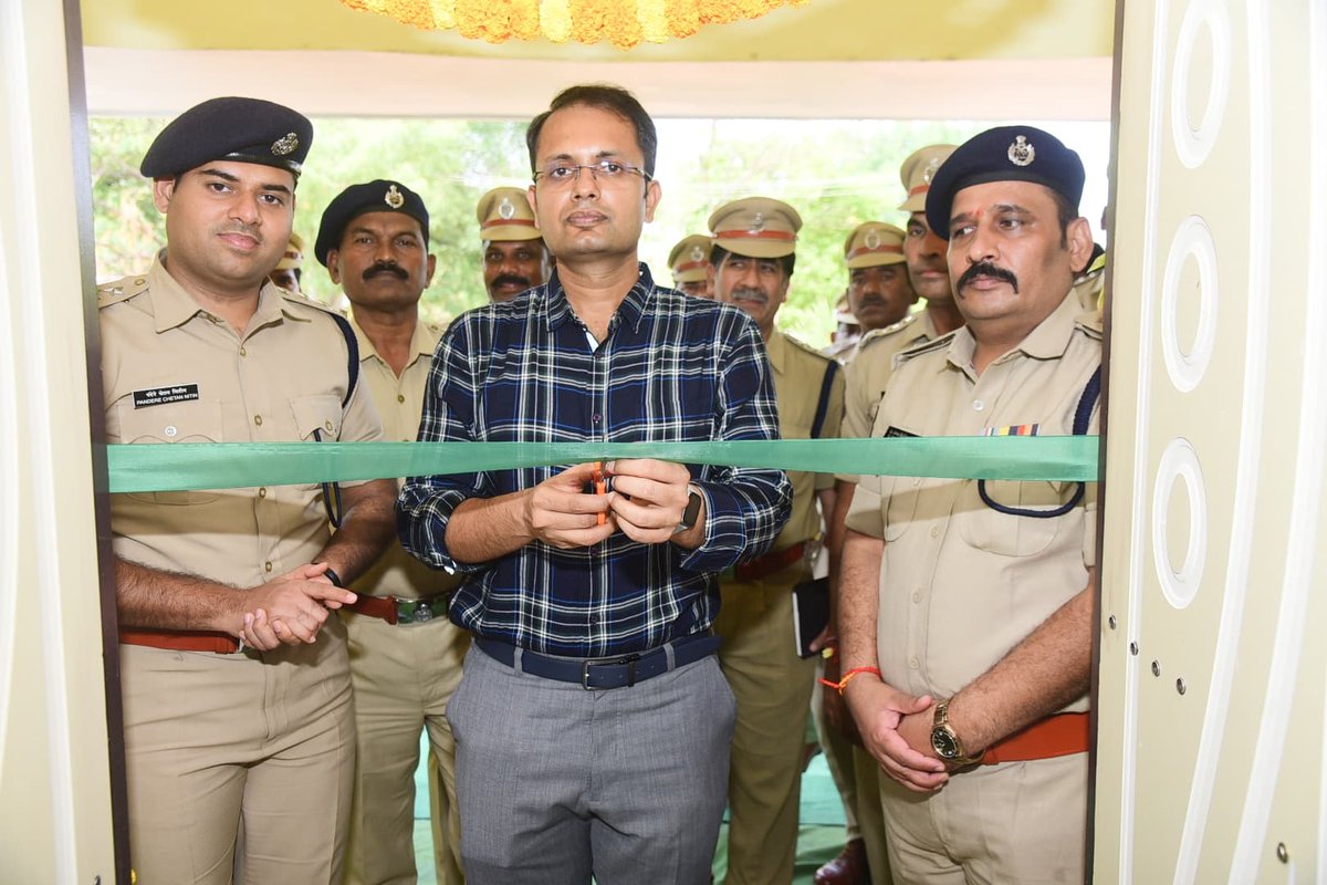 warangalpolice's tweet photo. పోలీస్ సమావేశ ప్రాంగణంను ప్రారంభించిన సీపీ.

జనగామ ఏసీపీ కార్యాలయం ఆవరణలో నూతనంగా ఏర్పాటు చేసిన వెస్ట్ జోన్ పోలీస్ అధికారుల సమావేశ ప్రాంగణంను వరంగల్ పోలీస్ కమిషనర్ సన్ ప్రీత్ సింగ్ శుక్రవారం ప్రారంభించారు. ఈ సందర్బంగా పోలీస్ కమిషనర్ ప్రాంగణం ఆవరణలో మొక్కలను నాటారు. ఈ కార్యక్రమంలో డీసీపీ రాజమహేంద్ర నాయక్, ఏ.ఎస్పీ చైతన్య నితిన్ తో ఏసీపీ భీం శర్మ, నర్సయ్య తో పాటు ఇన్స్ స్పెక్టర్లు, ఎస్. ఐ లు ఇతర పోలీస్ అధికారులు, సిబ్బంది పాల్గొన్నారు.