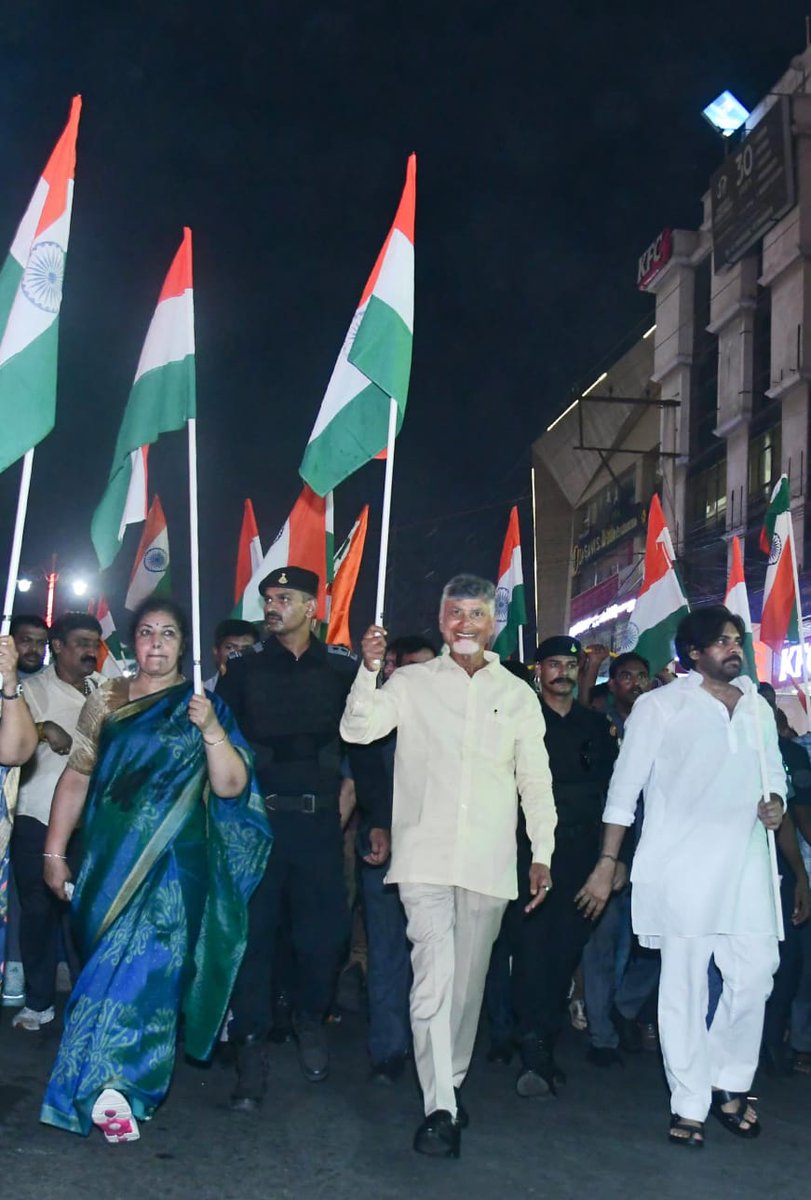 BJP4Andhra's tweet photo. ఉగ్రవాదులకు, పాకిస్తాన్కు ఆపరేషన్ సింధూర్ ద్వారా గుణపాఠం చెప్పిన భారత త్రివిధ దళాలకు, ప్రధాని 
@narendramodi గారికి సంఘీభావంగా విజయవాడలో జరిగిన తీరంగా యాత్రలో పాల్గొన్న ముఖ్యమంత్రి శ్రీ @ncbn, ఉప ముఖ్యమంత్రి శ్రీ @pawankalyan, రాష్ట్ర అధ్యక్షురాలు శ్రీమతి @PurandeswariBJP, జాతీయ కార్యవర్గ సభ్యులు, ఎమ్మెల్సీ శ్రీ @somuveerraju, రాష్ట్ర మంత్రివర్యులు శ్రీ @satyakumar_y మరియు ఎన్డిఏ సభ్యులు

#TirangaYatra #SindoorYatra