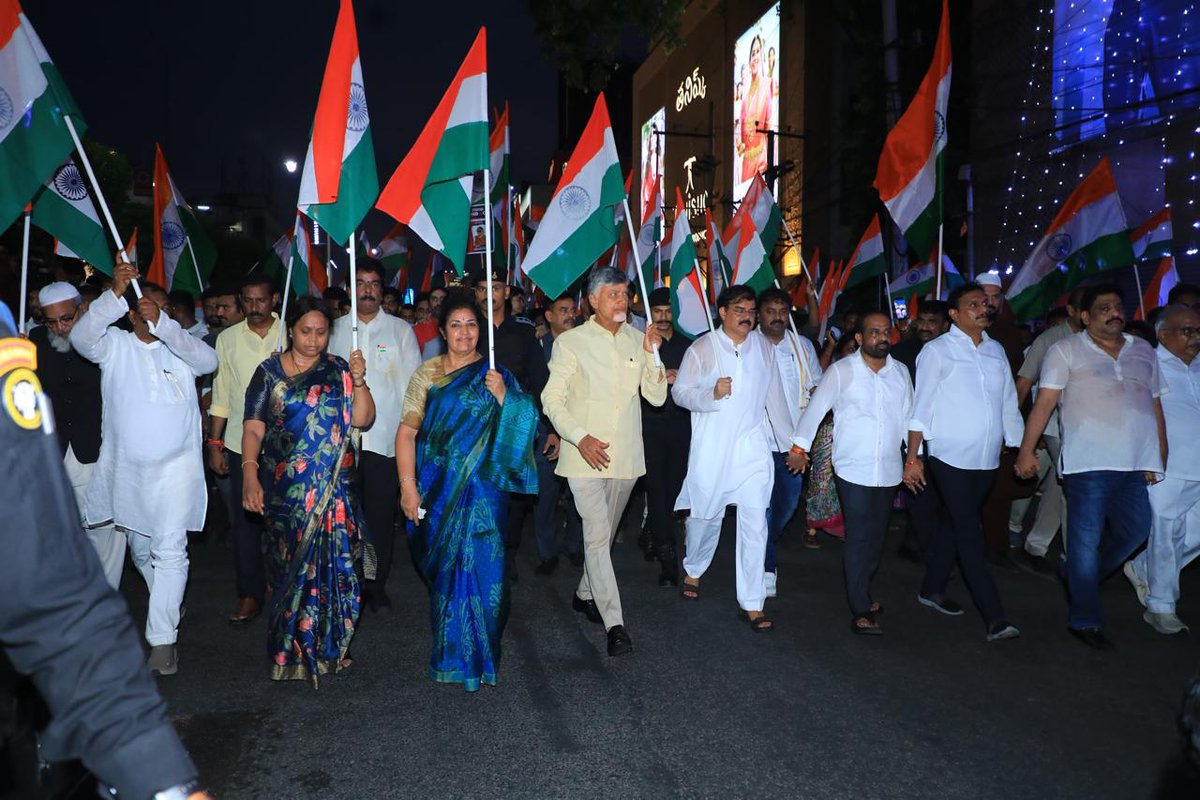 BJP4Andhra's tweet photo. ఉగ్రవాదులకు, పాకిస్తాన్కు ఆపరేషన్ సింధూర్ ద్వారా గుణపాఠం చెప్పిన భారత త్రివిధ దళాలకు, ప్రధాని 
@narendramodi గారికి సంఘీభావంగా విజయవాడలో జరిగిన తీరంగా యాత్రలో పాల్గొన్న ముఖ్యమంత్రి శ్రీ @ncbn, ఉప ముఖ్యమంత్రి శ్రీ @pawankalyan, రాష్ట్ర అధ్యక్షురాలు శ్రీమతి @PurandeswariBJP, జాతీయ కార్యవర్గ సభ్యులు, ఎమ్మెల్సీ శ్రీ @somuveerraju, రాష్ట్ర మంత్రివర్యులు శ్రీ @satyakumar_y మరియు ఎన్డిఏ సభ్యులు

#TirangaYatra #SindoorYatra