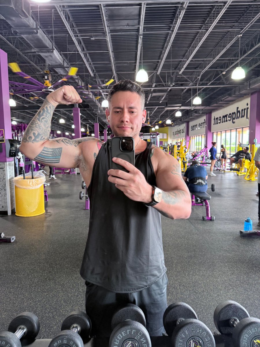 This guy on the left is 18, smoking w*ed, and has no direction in life.

This guy on the right is 37, built 3 businesses that generated $40M, and moved to Puerto Rico.

Here are 23 life lessons he’d tell the lost guy on the left: