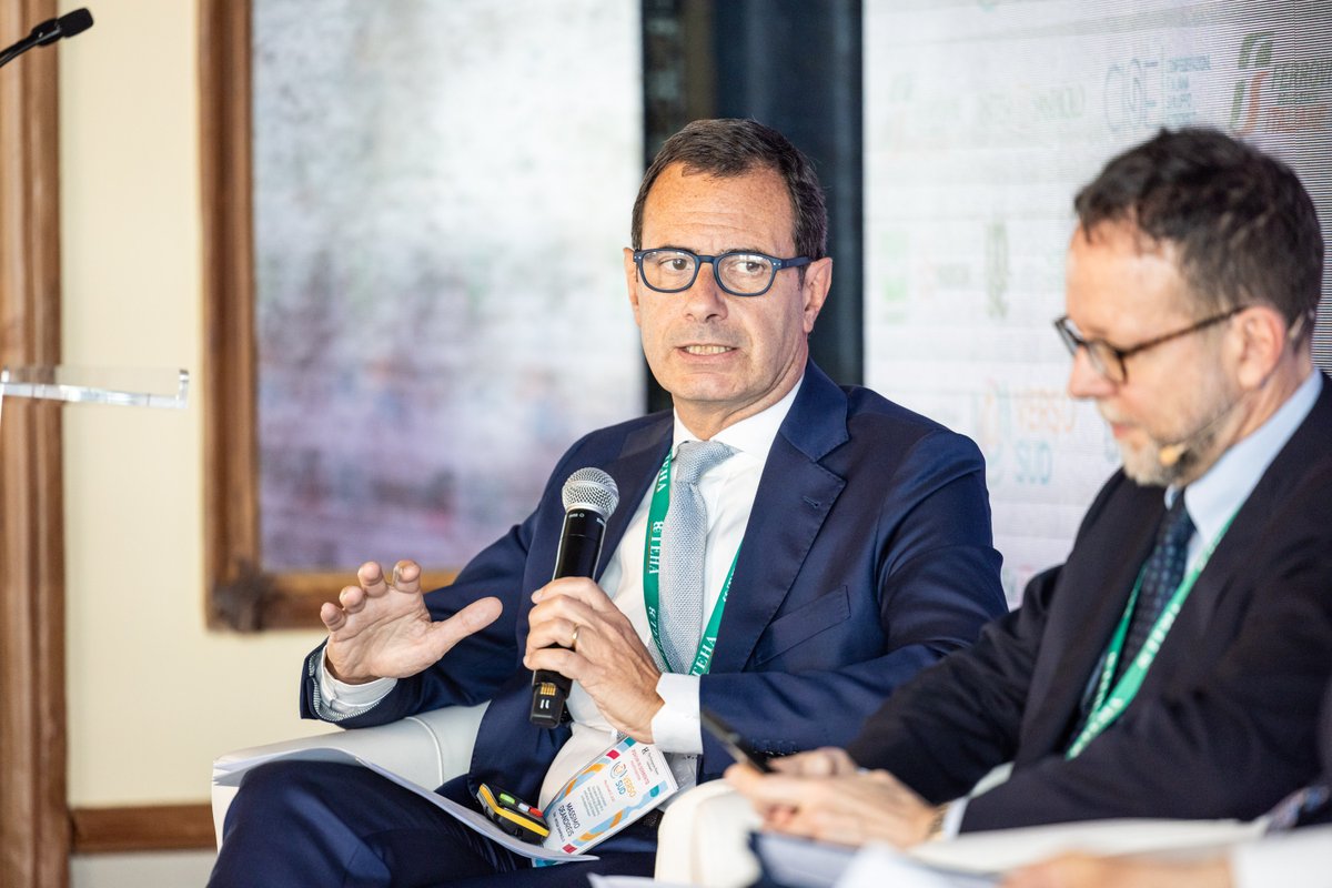 Ambrosetti_'s tweet photo. #VersoSud
La competizione marittima si gioca su: grandi carrier; cantieristica e flotta di bandiera; controllo di terminal portuali; efficienza logistica, digitalizzazione e sostenibilità, free zone; porti hub energetici.
Massimo Deandreis, DG, @SRMezzogiorno
@IntesaSanpaolo https://t.co/Z6p4XJFhfQ