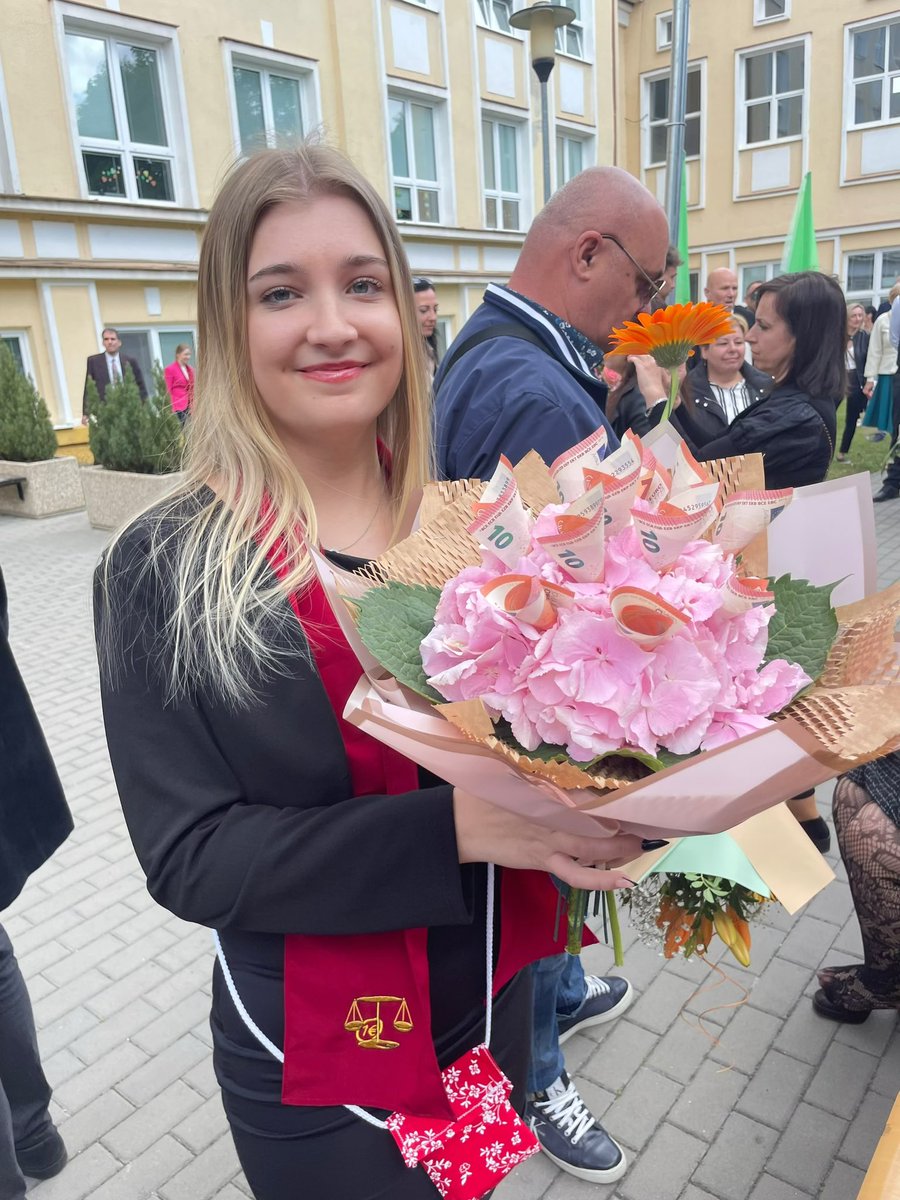 Kobukrav's tweet photo. Eszti ballagás https://t.co/WQp13xzxdI