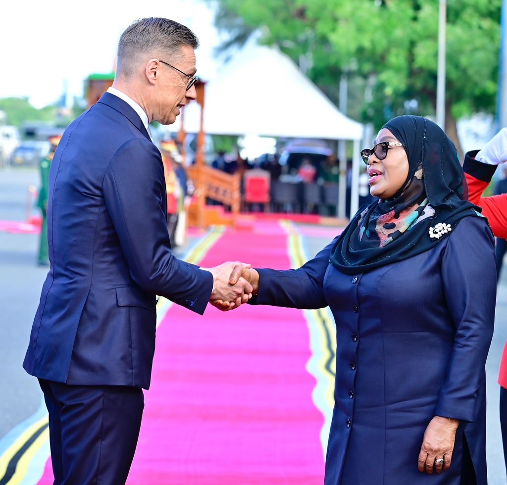 ikulumawasliano's tweet photo. Rais wa Jamhuri ya Muungano wa Tanzania, Mhe. Dkt. Samia Suluhu Hassan akiagana na Mgeni wake Rais wa Jamhuri ya Finland Mhe. Alexander Stubb mara baada ya kuhitimisha Ziara ya Kitaifa, Ikulu Jijini Dar es Salaam tarehe 16 Mei, 2025. https://t.co/XHARYyAagz