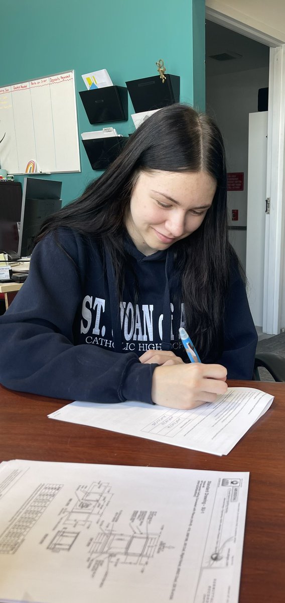 Congratulations to Morgan on signing her #OYAP papers to begin her 313A apprenticeship journey. Morgan is a great example of proving young women have a spot in the Trades too. Co-Op is working! <a href="/SMCDSB/">Simcoe Muskoka Catholic District School Board</a> <a href="/KnightZoneJOA/">KnightZoneJOA</a>