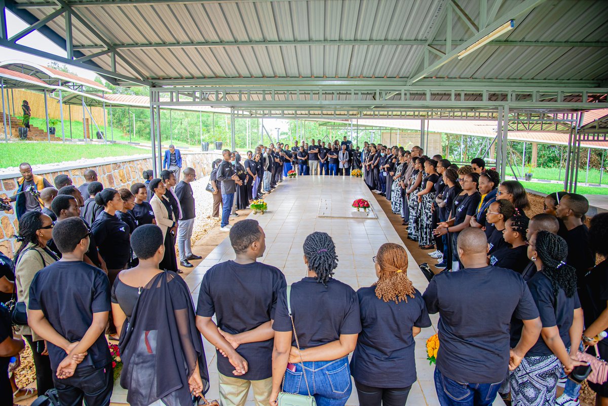 TheFactTV_'s tweet photo. #Kwibuka31

Ibitaro by'Akarere ka Nyarugenge n'Ibigo Nderabuzima bibishamikiyeho byibutse ku nshuro ya 31 Jenoside yakorewe Abatutsi mu 1994.

Ni umunsi waranzwe no gusura Urwibutso rwa Jenoside yakorewe Abatutsi rwa Nzanza ruherereye mu Karere ka Kicukiro.

📸: @TheFactTV_ https://t.co/FhXkXTSRSm