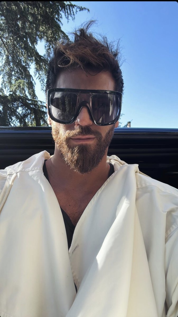 Capelli, barba, occhiali, cazzimma... c'è tutto!🫠🫠🫠
#CanYaman