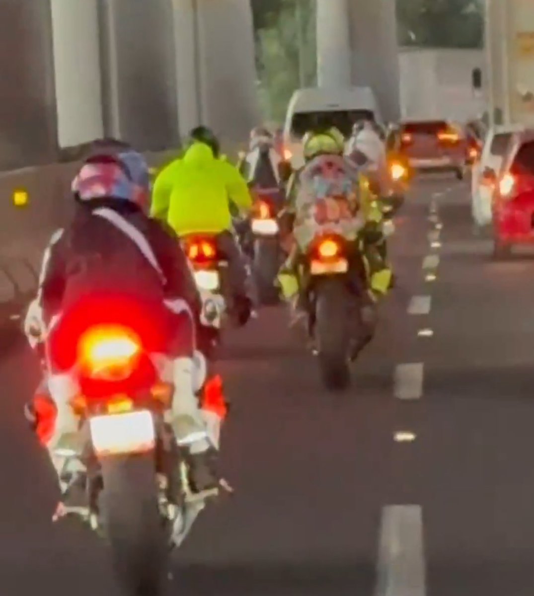 ferperezcorona's tweet photo. Docenas de motociclistas circulan por autopista CDMX-Cuernavaca para dirigirse hacia #Acamoto2025
📸: Ayer, en la autopista del Sol, fallecieron cuatro motociclistas en accidente
📹: En la avenida Costera Miguel Alemán de #Acapulco, también hubo percances por acrobacias https://t.co/AWO0xkdj7a