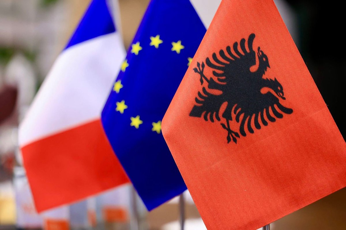 BGonxhja's tweet photo. 🇦🇱🤝🇫🇷 Pak orë para nënshkrimit të Marrëveshjes për Planin e Veprimit për Inovacionin, takuam Ministren franceze Clara Chappaz dhe drejtueset e inovacionit në 🇦🇱. 

Shqipëria është drejt lidershipit evropian në AI të gjelbër dhe teknologji të qëndrueshme! ♻️💡 https://t.co/EAPpQFNABT