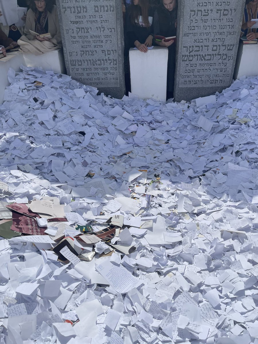 JonathanOnMoney's tweet photo. This month I celebrated the 3 year anniversary of ParkBridge Wealth Management.

In honor of the occasion, senior management decided to take the team on a company offsite to the Rebbe's Ohel.

#JonathanOnMoney #ParkBridgeWealth #Hashem #Perspective #Davening #Chabad #TheRebbe https://t.co/wQQ5gu1TUQ