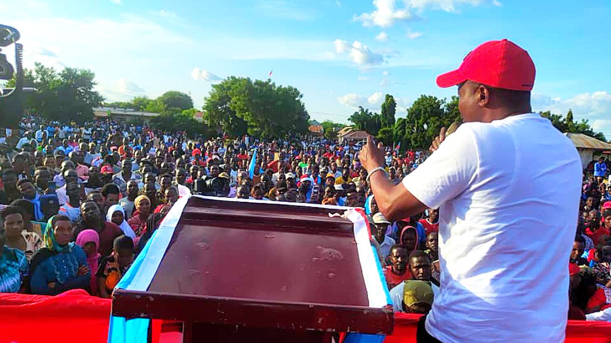 MhereMwita_'s tweet image. Mhe @godbless_lema akiwa shinyanga mjini na Mhe @HecheJohn akiwa Mwakitolyo jimbo la Solwa Shinyanga vijijini.

Wakiwa  na agenda ya chama ya No reforms No Election, uhai wa chama hautegemei kuwa na wabunge madiwani au Ruzuku  bali unategemea kuungwa mkono na watu, #Repost_500