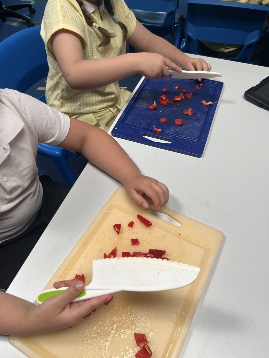 wolverham_rowan's tweet photo. Rowan class loved using the bridge method in DT to chop and then taste various pizza toppings… https://t.co/wXf1e4e6Zn