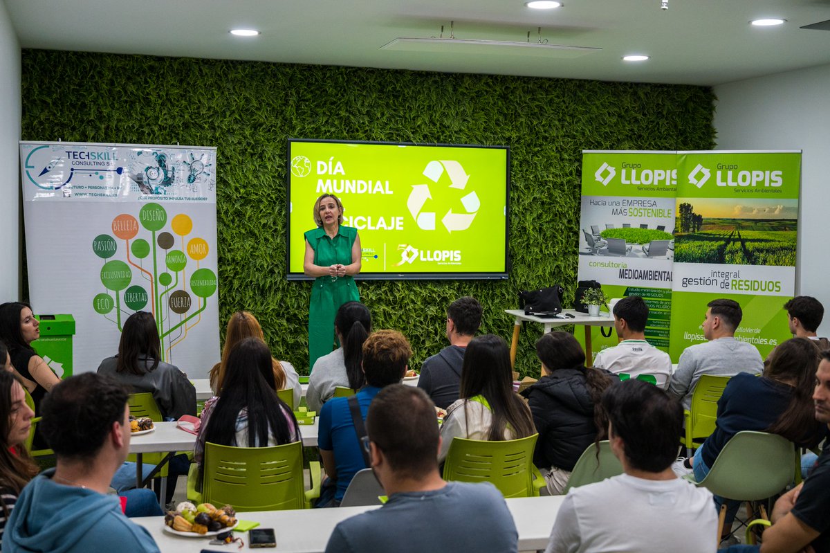 AnaLlopisB's tweet photo. Con motivo del #DiaMundialDelReciclaje ♻️ celebramos en @LlopisAmbiental unas jornadas de puertas abiertas con estudiantes del centro @cpifpelarenal y @ErgosFp
Han conocido los procesos de la Planta de #GestiondeResiduos y han realizado talleres de sensibilización ambiental ♻️ https://t.co/jtNyRpdcUc