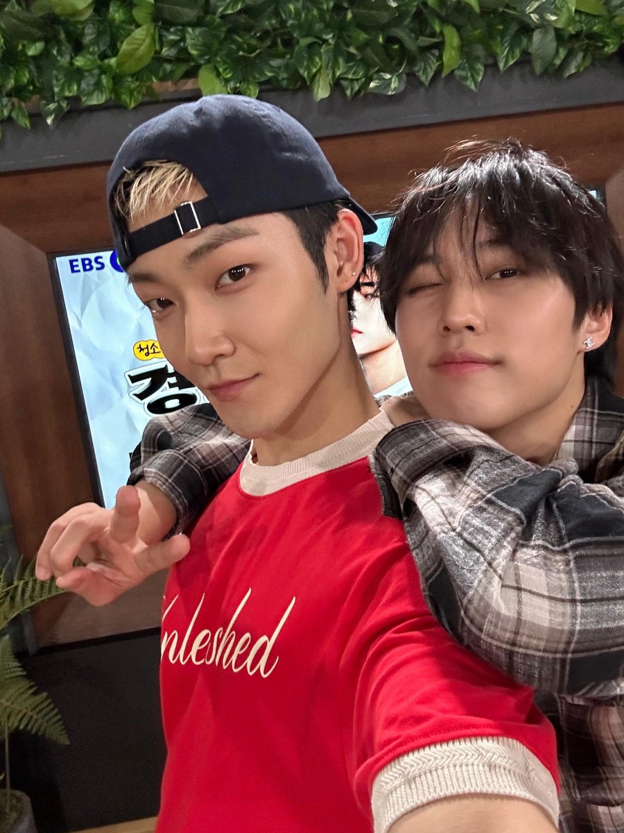 THEBOYZ_officl's tweet photo. [📸] 제이콥&amp;케빈 청소년소통프로젝트 경청 DJ 완료🎧 금요일 밤은 역시 경청으로 마무리해야지🙂‍↕️ 우리 더비들 달콤한 꿈 꾸세요💓

#THEBOYZ #더보이즈
#JACOB #제이콥 #KEVIN #케빈 https://t.co/HFXp8JhFV1