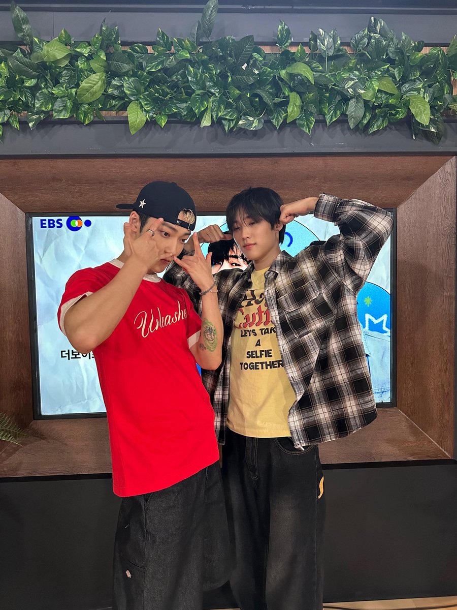 THEBOYZ_officl's tweet photo. [📸] 제이콥&amp;케빈 청소년소통프로젝트 경청 DJ 완료🎧 금요일 밤은 역시 경청으로 마무리해야지🙂‍↕️ 우리 더비들 달콤한 꿈 꾸세요💓

#THEBOYZ #더보이즈
#JACOB #제이콥 #KEVIN #케빈 https://t.co/HFXp8JhFV1