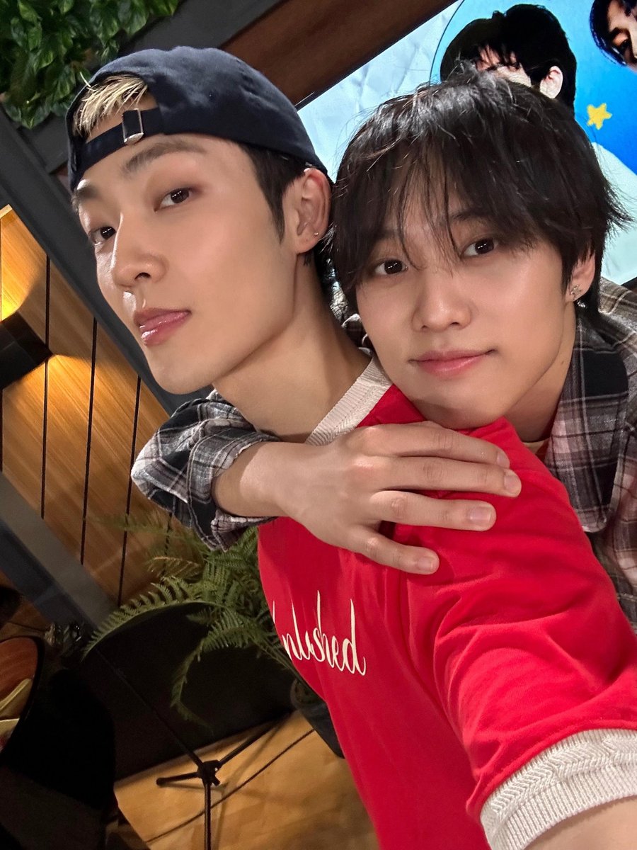 THEBOYZ_officl's tweet photo. [📸] 제이콥&amp;케빈 청소년소통프로젝트 경청 DJ 완료🎧 금요일 밤은 역시 경청으로 마무리해야지🙂‍↕️ 우리 더비들 달콤한 꿈 꾸세요💓

#THEBOYZ #더보이즈
#JACOB #제이콥 #KEVIN #케빈 https://t.co/HFXp8JhFV1
