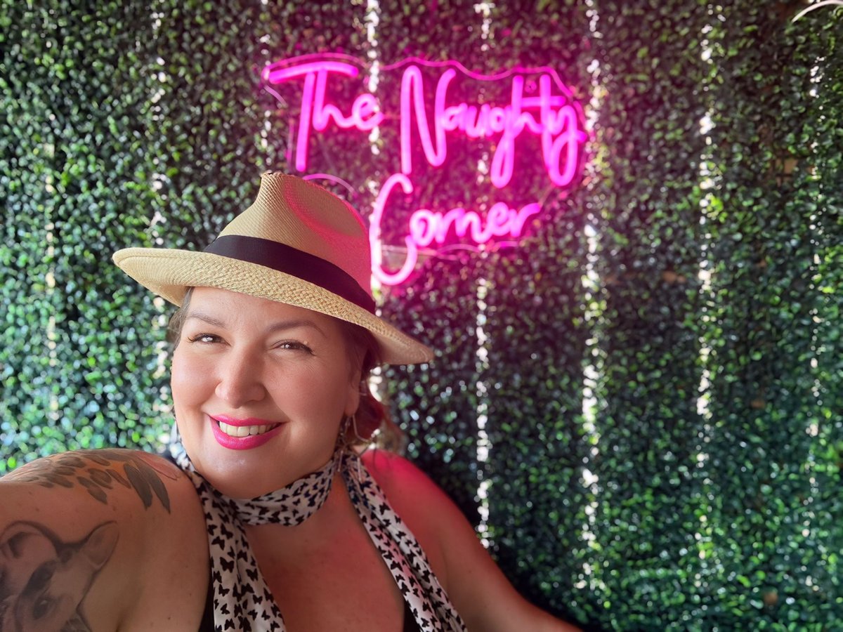 RhinestoneHeir's tweet photo. Been a busy girl…golf lessons, promotion for non profit for work, filming for Hotspot Nashville at SteepleChase smoking a cigar &amp; visiting and working on a project for my daddy-o
#multitasker
#myunpaidjobs
#creative
#tryingtoworksmarternotharder
#needagofundmefortheseprojects https://t.co/q7arYilklZ