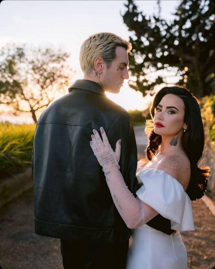 StreamingMusicD's tweet image. 🚨 Demi Lovato e seu noivo Jordan 'Jutes' Lutes se casarão em duas semanas, durante o feriado do Memorial Day nos Estados Unidos. O local permanece em sigilo. 

O casal está noivo desde Dezembro de 2023. As informações são do TMZ.