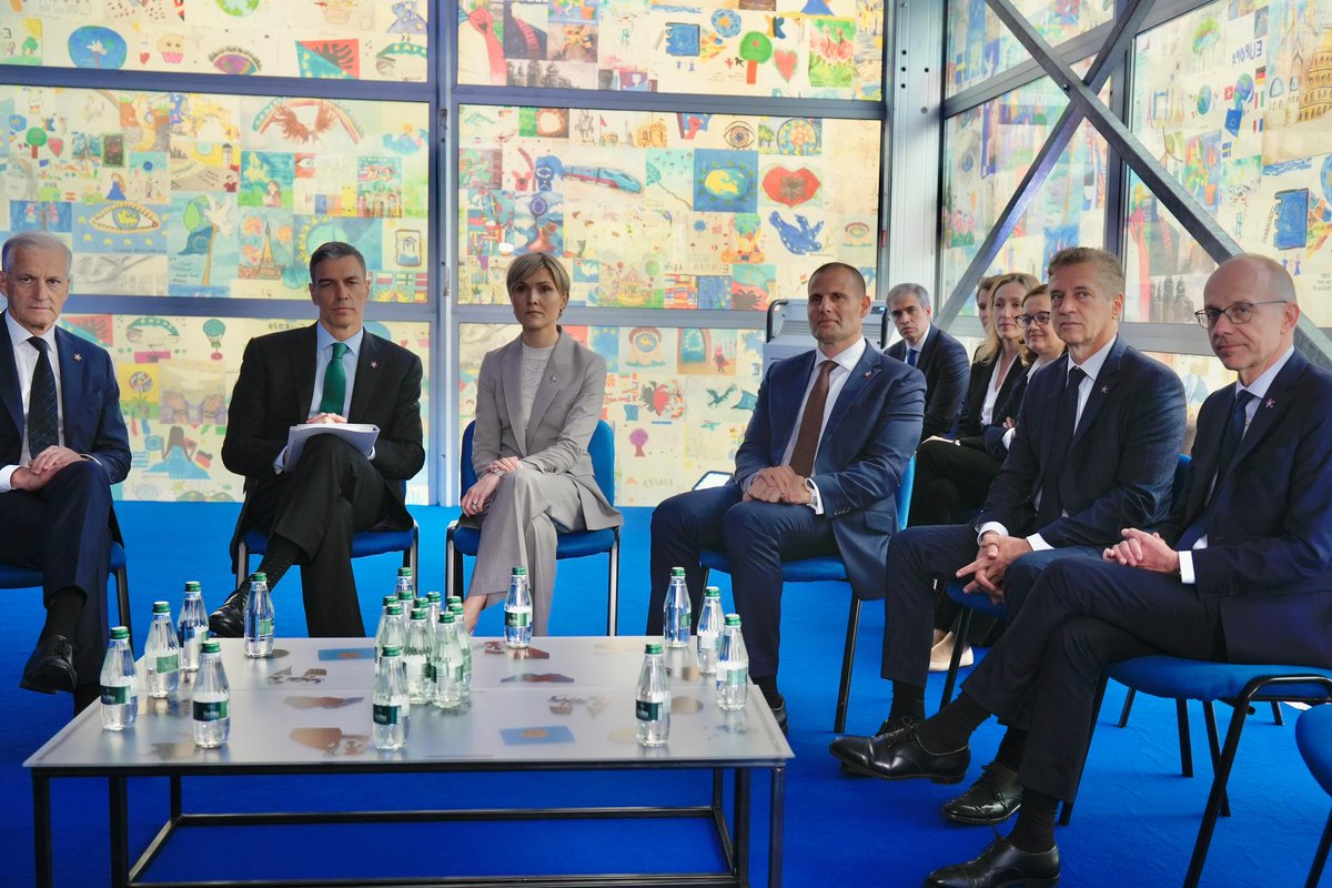 Today I joined the Prime Ministers of Iceland, Ireland, Malta, Norway, Slovenia and Spain to express our grave concern on the situation in Gaza. 

Whether in Gaza, Ukraine or in other conflicts, international law and the protection of civilians must be applied universally.