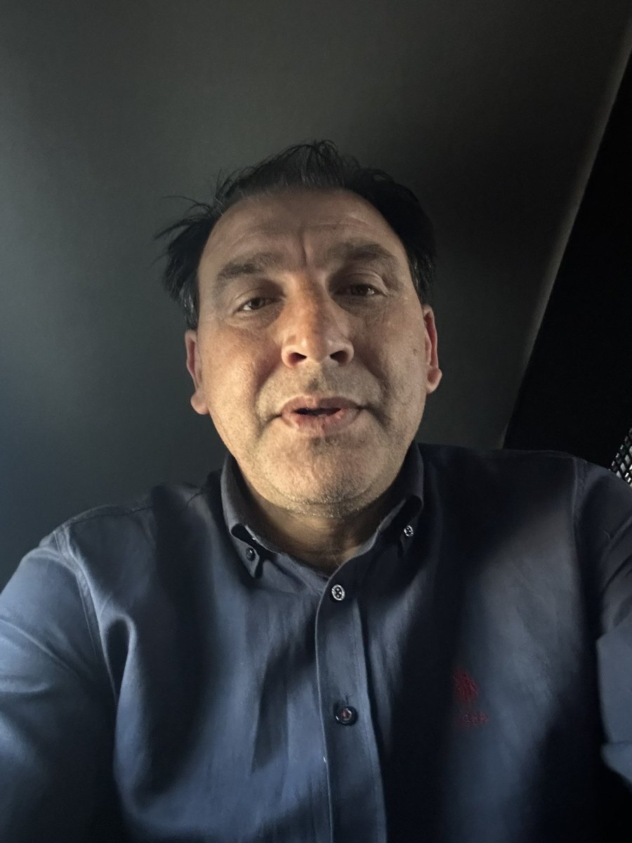 demirvahdet1's tweet photo. Mardin-Diyarbakır arası büyük bir  coğrafyada yangın çıkmış!! 14 tane insanımızı yanarak can vermiş!! Onlarca insanımız ağır yaralanmış ve yoğun bakımlarda yatıyor!! Binlerce dönüm insanımızın alın teri olan ekili alan yanmış kül olmuş!! İnsanımızın geçim kaynağı olan hayvanı telef olmuş. Doğamız tahrip olmuş! Halkımız ellerinde kazma-kürek çalı çırpı ile yangını söndürmek için mücadele ediyor. Analarımızın bacılarımızın ağıtları yürekleri dağlayarak göğe yükseliyor!! 
Ahmet Türk bir taşın üzerinde oturmuş çaresizlikten kahrolmuş ve ellerini birleştirip için için ağlıyıp yere bakıyor!! Kürtler dört bir yerden akın akın oraya koşup kardeşlerine yardımcı olmak için mücadele ediyor!! 
İşte tam bu sırada Kürt halkının oyları ile seçilmiş Türk Solundan Dem parti milletvekilleri olan Kezban Konukçu ve Özgül Saki İstanbul’da köprüye LGBT bayrağı asıyor ve insanları onur yürüyüşü denilen sapkınlığa  davet ediyor.. Adeta bizimle alay ediyor, acımızla dalga geçiyor!! Ve gündemi değiştiriyorlar. Bizde buna tepki gösteren paylaşımlar yapıyoruz!! 
Ardından Kezban Konukçu benim hakkımda her gün Akp yargısı dediği mercilere beni şikayet ediyor!! Polis beni gözaltına alıyor. Polis arabasının arkasına bindiriyor!! Nezarete atıyor!! Ordan adliye savcıya götürülüyorum!! Adliye nezaretine atılıyorum!! Ve savcıya ifade veriyorum!!  
Kezban Konukçu beni şikayet eder! Çünkü biliyorki ben bir kürdüm ve bana kimse sahip çıkmayacak. Oysa bana size söylediklerimden çok daha ağır hakaretler yağdıran Kürtler var.. Tek bir tanesini bile Türk yargısına şikayet etmedim. Çünkü bu kendimle çelişmek olurdu!! Sabah akşam eleştirdiğim bir merciye bir kürdü bana hakaret ettiği nasıl şikayet edebilirdim?? 
Peki Kezban Konukçu en ağır şekilde size cinsiyetçi küfürler yağdıran kaç tane Zafer partiliyi, kaç MHP liyi beni verdiğiniz gibi mahkemeye verdiniz!!?? Onlarıda mahkemeye verme cesaretiniz varmı?? 
Haaa çünkü onlara sahip çıkanlar var! Onların arkası kuvvetli!! Sende biliyorsunki ne parti içinde nede başka alanlarda bir kaç sevenimden başka sahip çıkacak kimsem yok!! Ama unuttuğun bir şey var. Ben Kürdüm. Türkürdüğümü yalamam.. Allahtan  başka kimseden zerre korkum yok. Türk solcuları bu halkın sırtından defolup gidene kadar mücadeleye devam edeceğim.. sen ve senin o arkadaşlarını geldiğiniz ucuz barlara geri göndereceğiz. Kürtler dram yaşarken senin ve arkadaşının yaptığı soytarılığa aferinmi diyecektik! Şunuda hemen belirteyim!!
Savcı bu paylaşımlar sana mı sorusuna; hepsi bana aittir ve tek tek hepsinin arkasındayım dedim.. Benim korkup savcı ve hakim karşısında kıvıracağımımı zannettin zavallı kadın.. Bu fotoğraflar burda dursun!!  Kürt halkına halimi arz ederim!!