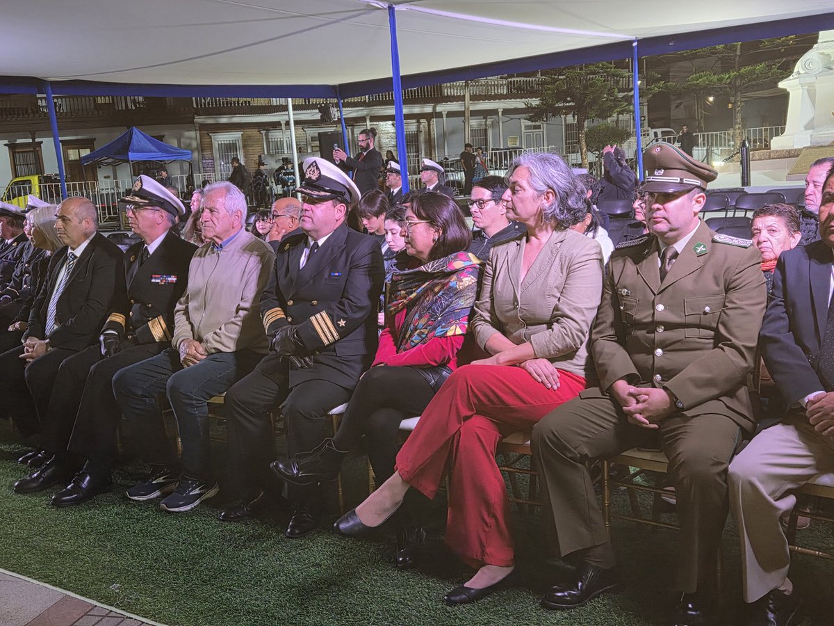 seremieduc01's tweet photo. Desfile nocturno de EPJA @Mineduc en Iquique honra a nuestros héroes navales ⚓🇨🇱
Estudiantes rinden tributo en su horario de clases, mostrando que aprender también es servir 🌊📚
#MesDelMar #GloriasNavales #EPJA #Iquique 🚢🌟 https://t.co/gf4ggfdG2w