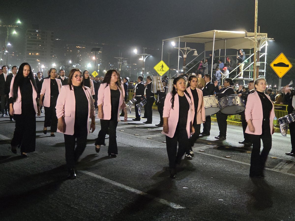 seremieduc01's tweet photo. Desfile nocturno de EPJA @Mineduc en Iquique honra a nuestros héroes navales ⚓🇨🇱
Estudiantes rinden tributo en su horario de clases, mostrando que aprender también es servir 🌊📚
#MesDelMar #GloriasNavales #EPJA #Iquique 🚢🌟 https://t.co/gf4ggfdG2w