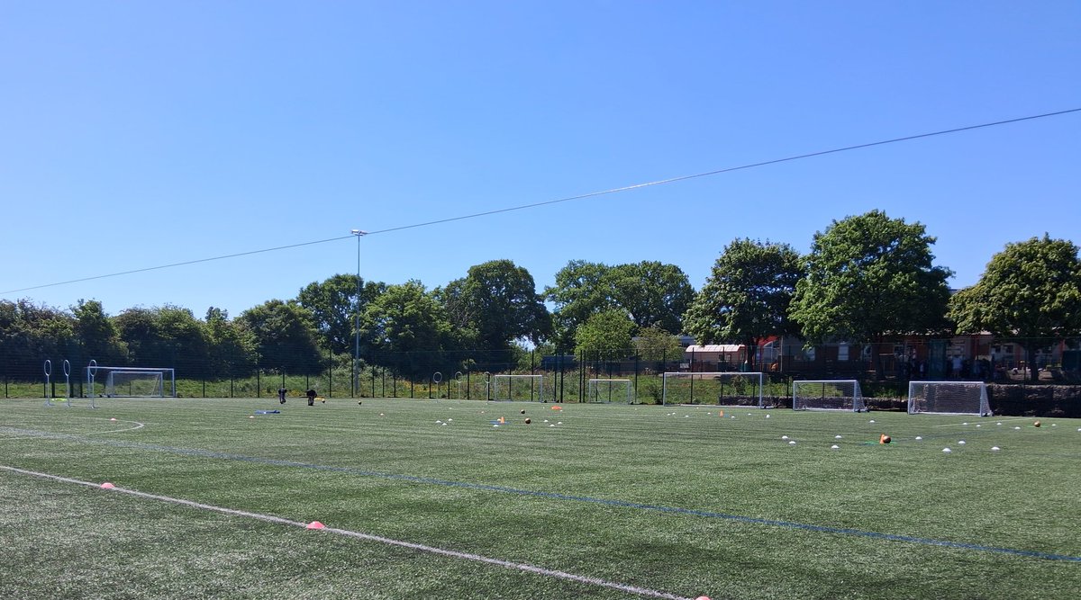 GamesRedditch's tweet photo. What a beautiful afternoon set up  ready for quidditch with 76 yr 5/6 pupils, led by sports leaders from @OneWoodfield and @IpsleySchool . They learned some of the skills to be a beater, chaser, keeper and seeker with the bludger, quaffle and golden snitch in play https://t.co/4VW2O507p9