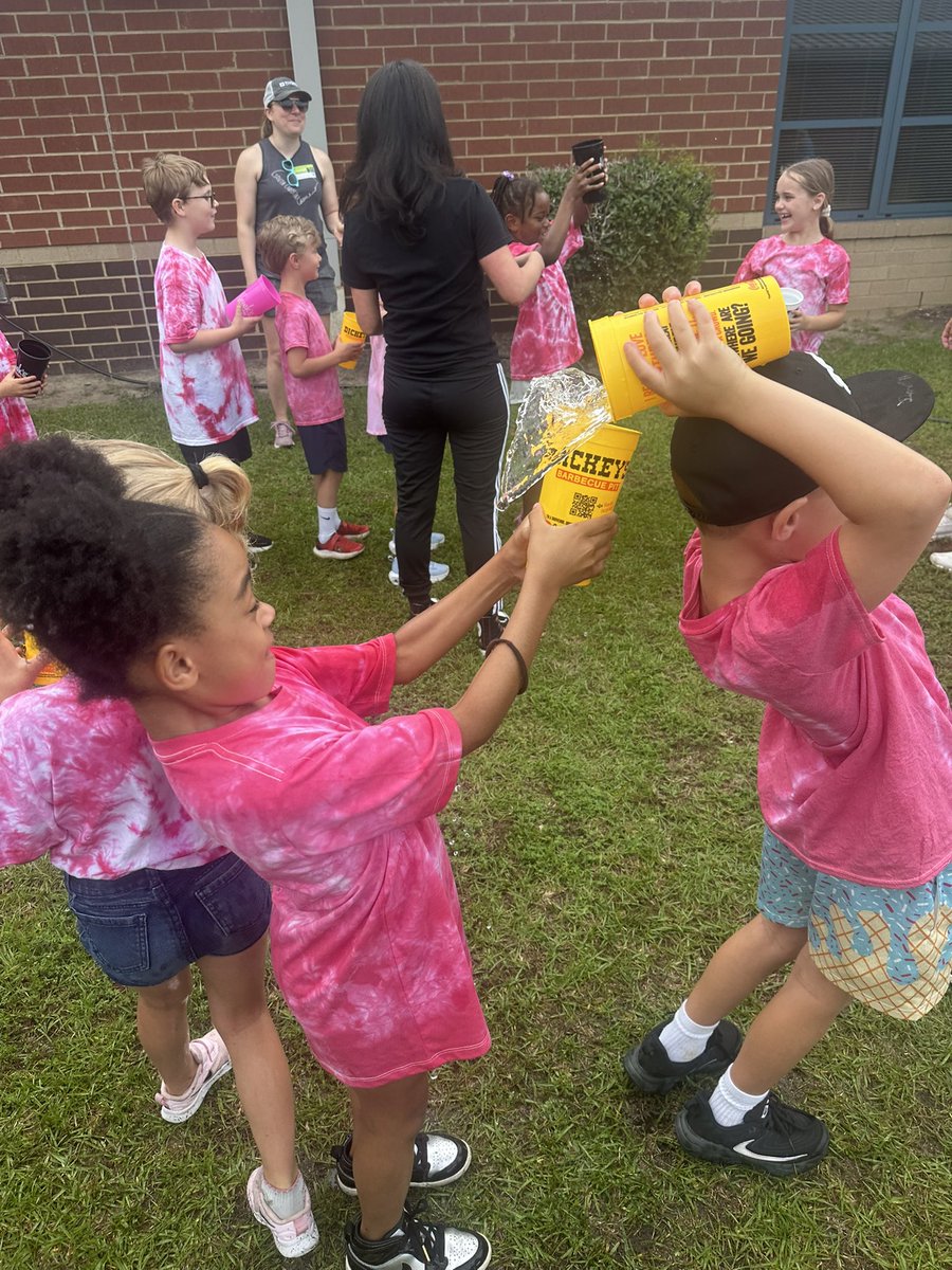 MsPoteat14's tweet image. Inside Out Field Day was a BLAST!!!! Even though we were team anger…. Joy was all we felt! ☀️🕶️❤️ @RTEFlightStatus @RichlandTwo