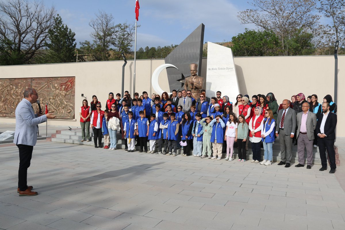 📍Şühedaya Ziyaret
🇹🇷19 Mayıs Gençlik Haftası kapsamında gençlerimizle birlikte Şehitliğimizde dualar ettik, karanfiller bıraktık.
🇹🇷Aziz şehitlerimizin hatırasını gençlerimize aktararak vefa borcumuzu yerine getirdik.
#ŞehitlerimiziUnutmadık 
<a href="/OA_BAK/">Dr. Osman Aşkın Bak</a> <a href="/gencliksporbak/">Gençlik ve Spor Bakanlığı 🇹🇷</a>