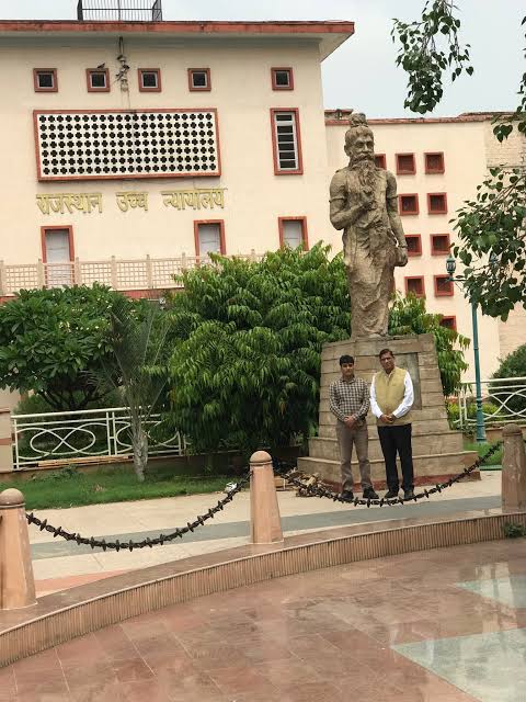 priyanshu__63's tweet photo. कौन-कौन चाहता है कि राजस्थान के उच्च न्यायालय से जातिवादी व महिला विरोधी मनु की मूर्ति को हटाया जाए...??? https://t.co/24Q57ABDFc