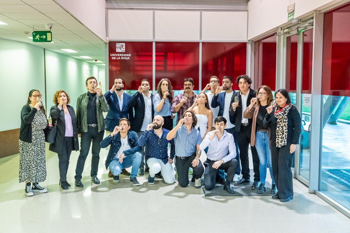 unirioja's tweet photo. 📸| Esta semana el alumnado de la XIII Promoción del Grado en #EnologíaUR ha presentado su gama de bebidas ‘Trece entrecepas’
@grupoagrovin @LOenology #amorimcork #celebona1960 #CampoViejo @cvne @Riojadhesivos #MielEzcaray

👉Aquí puedes ver (y descargar) todas las imágenes de la nueva cosecha de #enólogosUR👇
https://t.co/gYqLTJNTXw