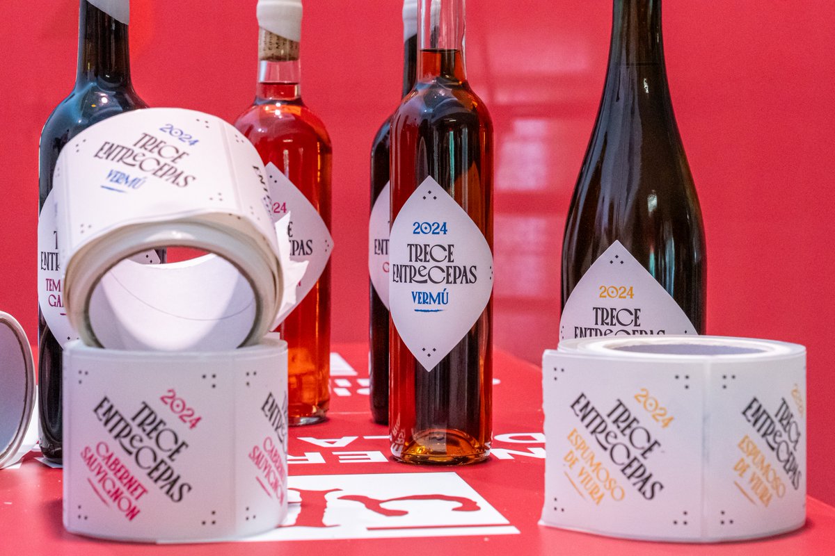 unirioja's tweet photo. 📸| Esta semana el alumnado de la XIII Promoción del Grado en #EnologíaUR ha presentado su gama de bebidas ‘Trece entrecepas’
@grupoagrovin @LOenology #amorimcork #celebona1960 #CampoViejo @cvne @Riojadhesivos #MielEzcaray

👉Aquí puedes ver (y descargar) todas las imágenes de la nueva cosecha de #enólogosUR👇
https://t.co/gYqLTJNTXw
