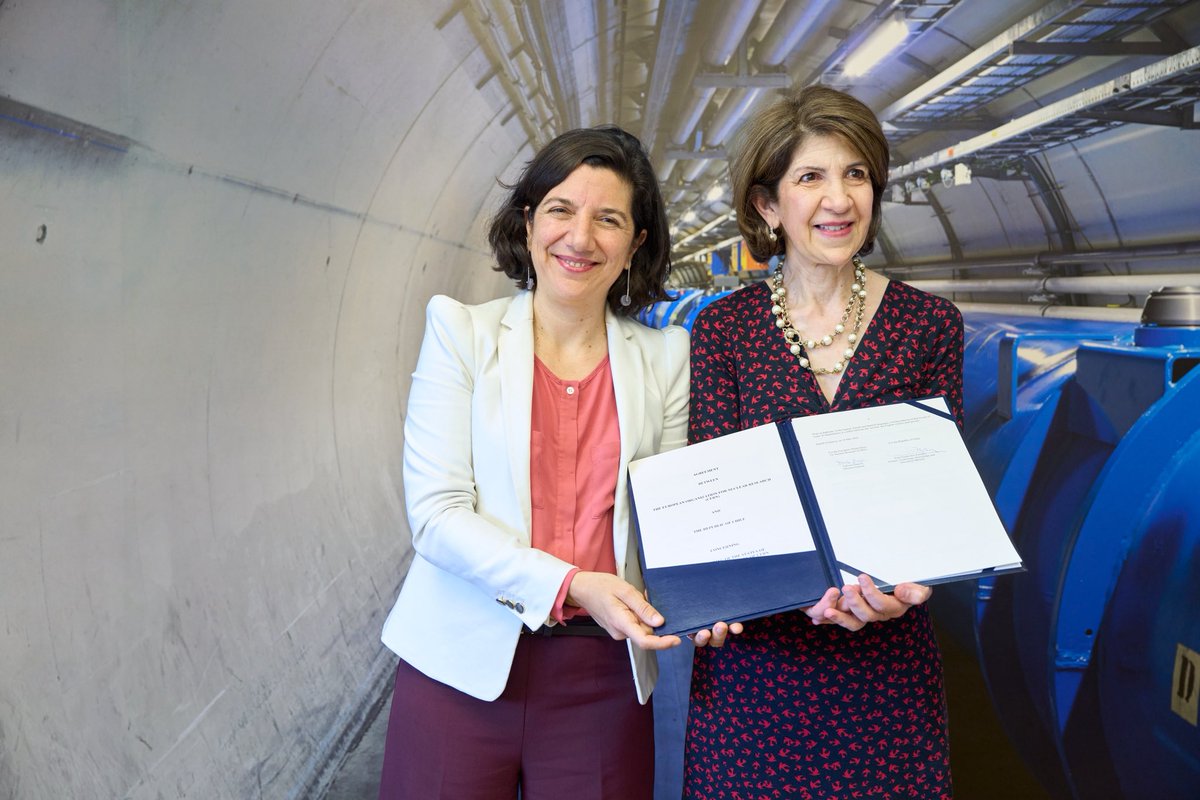 AisenEtcheverry's tweet photo. ¡Un día histórico para la ciencia chilena!  🇨🇱

Hoy junto a Fabiola Gianotti,  Directora General del Cern, firmamos el acuerdo que establece a nuestro país como Estado Miembro Asociado del mayor laboratorio de física de partículas del mundo. https://t.co/YYpaWB3dPh