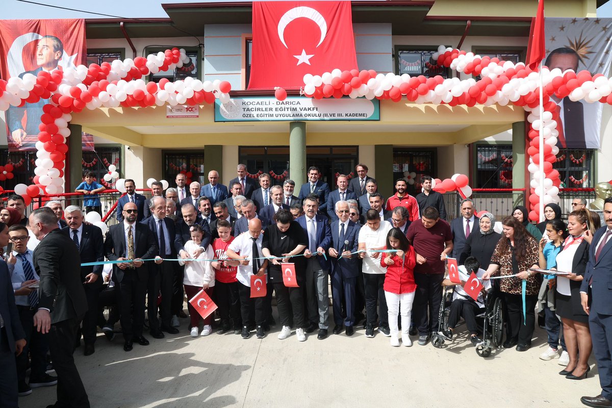 Bugün, özel çocuklarımızın geleceğine umut olan anlamlı bir adımı daha birlikte attık. 

Tacirler Eğitim Vakfı iş birliğiyle hayata geçirilen Tacirler Eğitim Vakfı Özel Eğitim Uygulama Okulu’nun açılışını; Milli Eğitim Bakanımız Sn. <a href="/Yusuf__Tekin/">Yusuf Tekin</a>, İl Başkanımız,