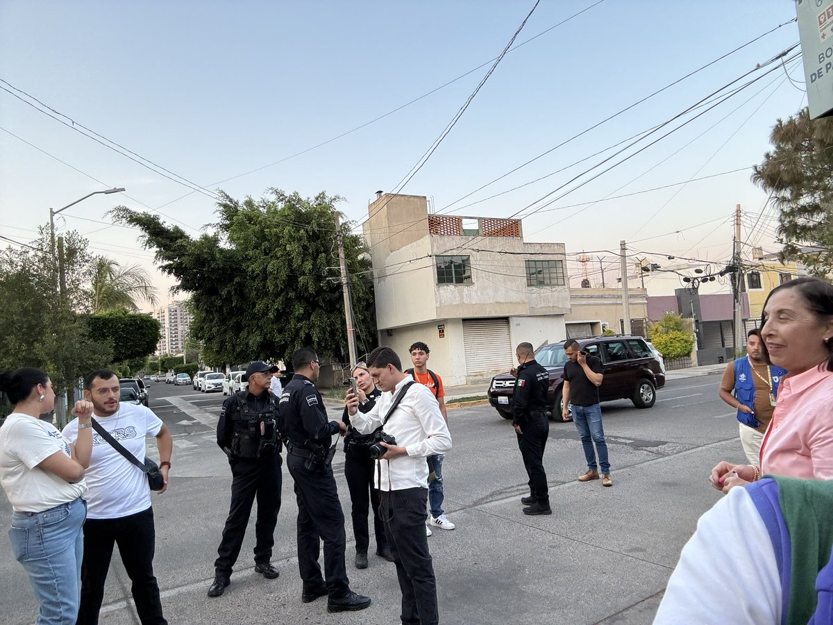 VallartaSurGdl's tweet photo. Agradezco a @PoliciaGDL , prevención del delito, @ManuelDeAvila73 @fernanda  y a todos los vecinos por participar en la marcha exploratoria, estoy segura que todas estas acciones nos ayudarán a construir una mejor colonia. https://t.co/rVXSsvqNC9
