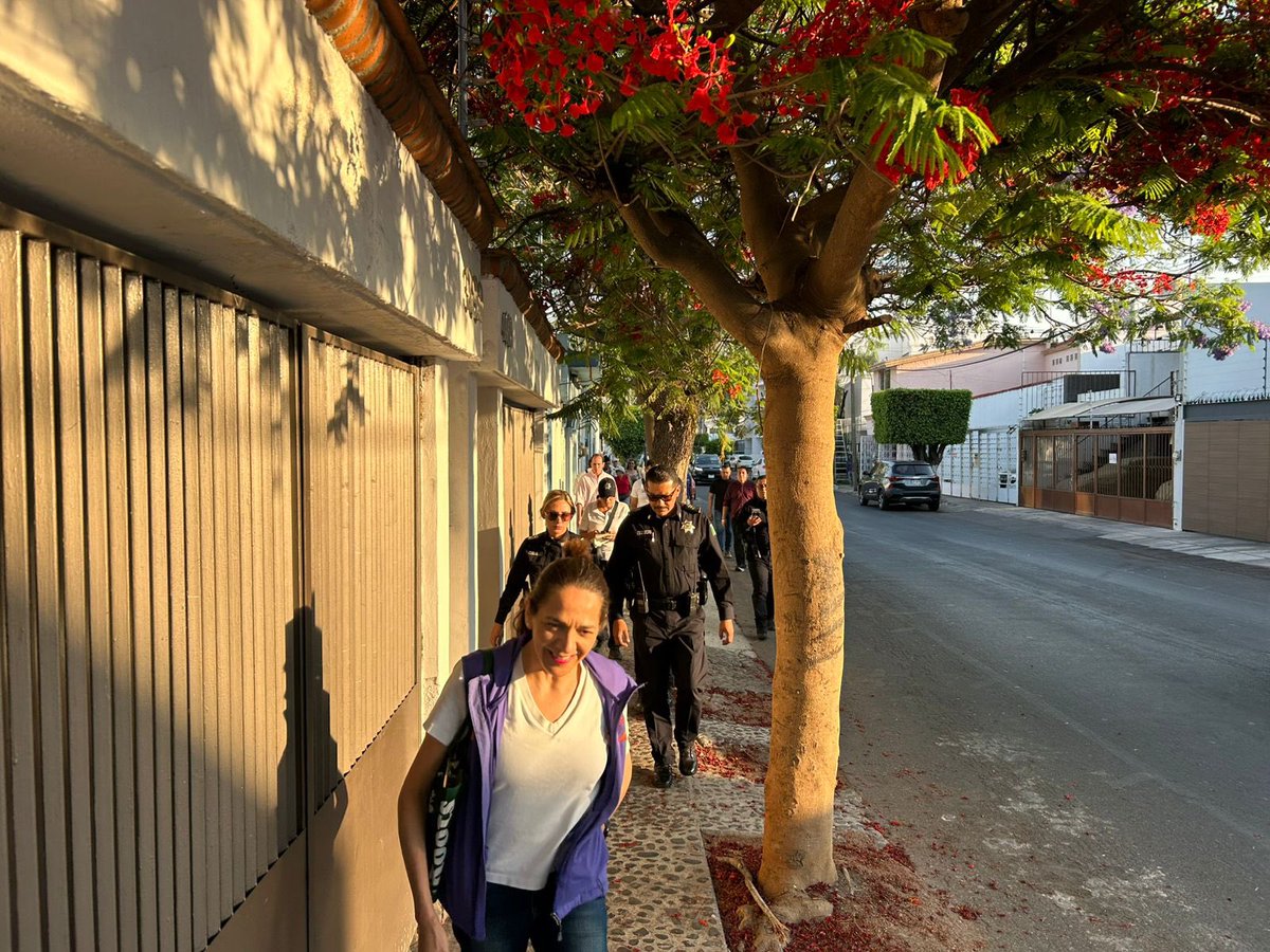 VallartaSurGdl's tweet photo. Agradezco a @PoliciaGDL , prevención del delito, @ManuelDeAvila73 @fernanda  y a todos los vecinos por participar en la marcha exploratoria, estoy segura que todas estas acciones nos ayudarán a construir una mejor colonia. https://t.co/rVXSsvqNC9