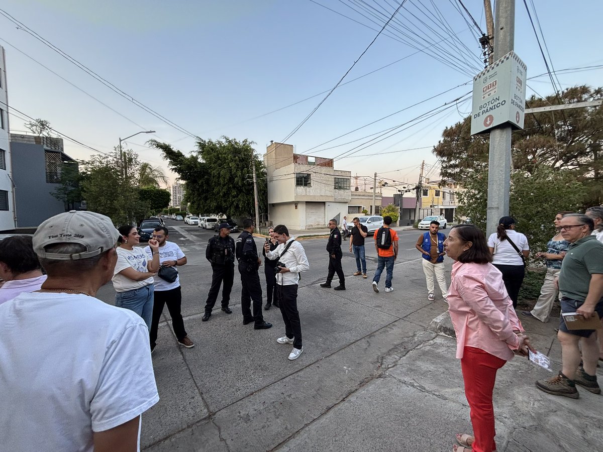 VallartaSurGdl's tweet photo. Agradezco a @PoliciaGDL , prevención del delito, @ManuelDeAvila73 @fernanda  y a todos los vecinos por participar en la marcha exploratoria, estoy segura que todas estas acciones nos ayudarán a construir una mejor colonia. https://t.co/rVXSsvqNC9