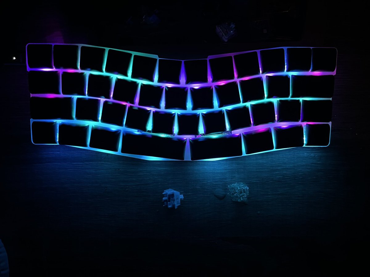 Pmio_F's tweet photo. Noraneko42GR (smoke? top plate)
Keycap: PBS Blank Keycaps (black)
Keyswitch: Durock T1 Shrimp
#自作キーボード https://t.co/cWAXAFjumY