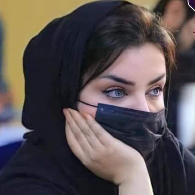 وعيناك كأنها
في ألحسن أيةً
تتلى على قوم كفروا فأهتدوا😍