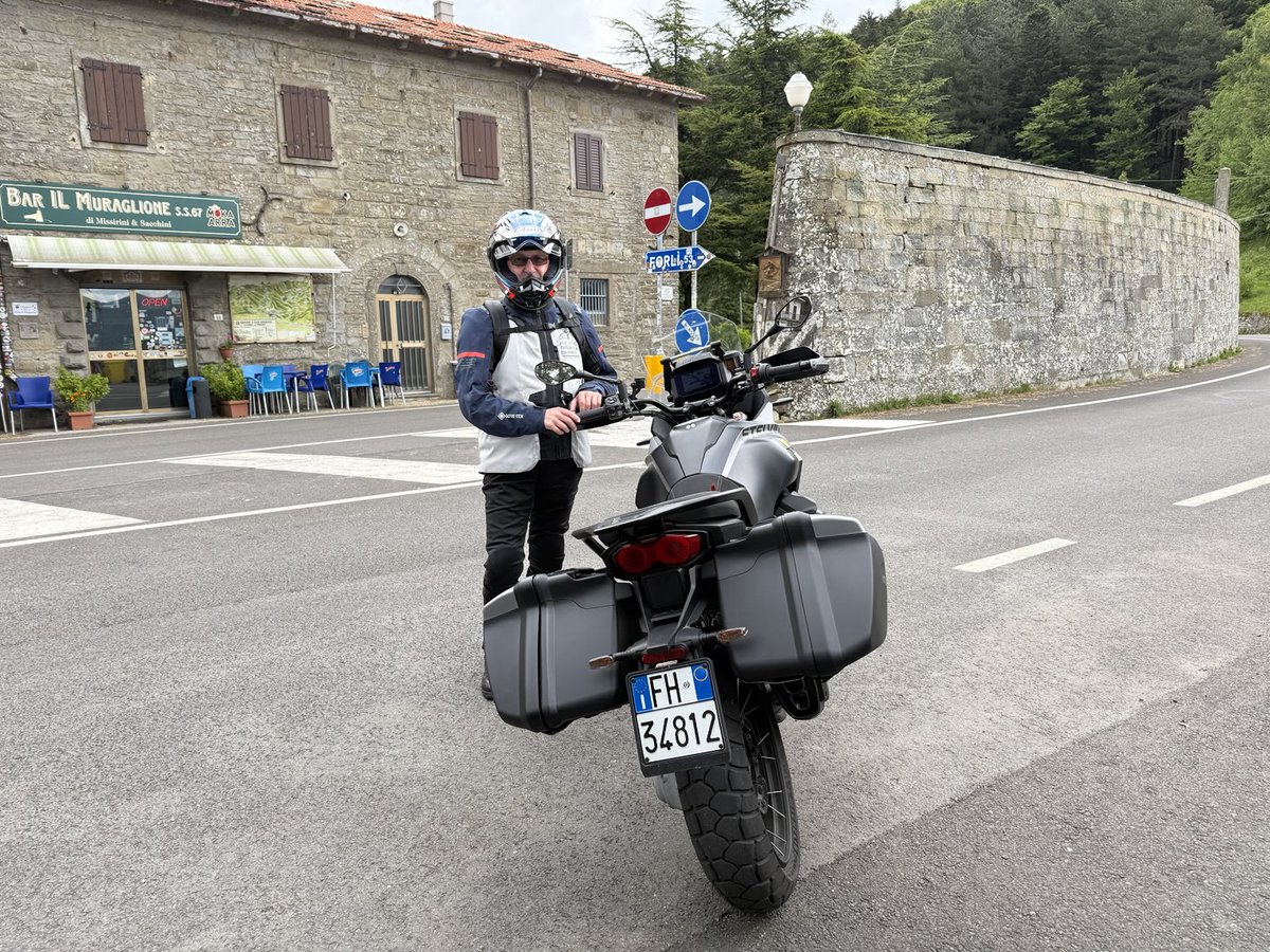 Iniziato un tour appenninico con la Guzzi Stelvio, comoda e con gran motore. Ben protetto da Alpinestars e Arai.