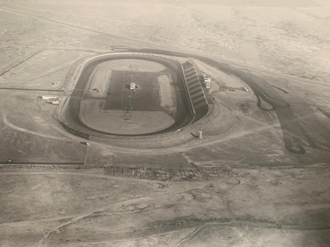 Flashback Friday: Mesa Marin Raceway (CA) circa 1977. RIP 2005. The 1/2-mile oval located east of Bakersfield was one of the most iconic tracks in the country and hosted the famous "October Classic" for 29 years.

PC: Collins Motorsports Development 

facebook.com/share/p/1F15aH…